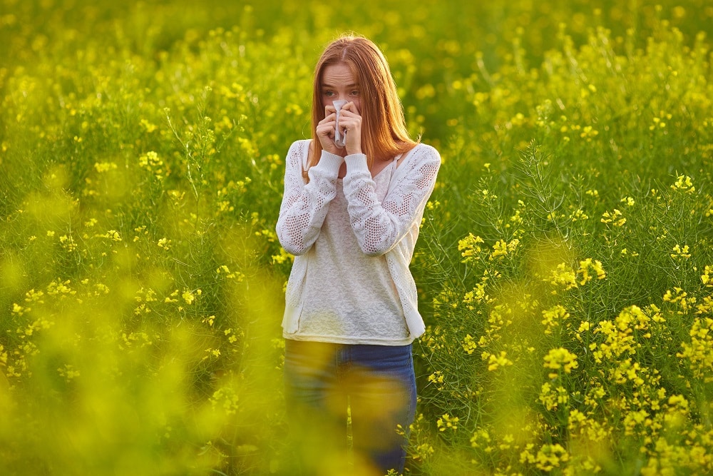 Pollen,Allergy,,Girl,Sneezing,In,A,Field,Of,Flowers
