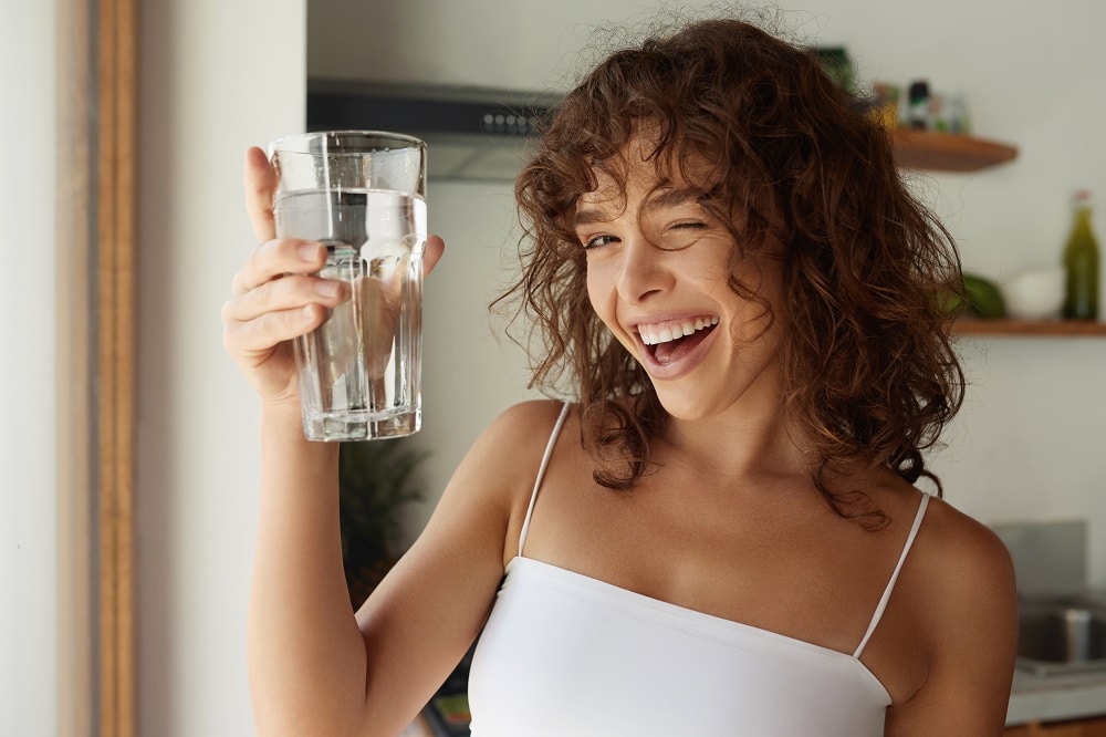 Healthy,Lifestyle.,Portrait,Of,Happy,Smiling,Young,Woman,With,Glass