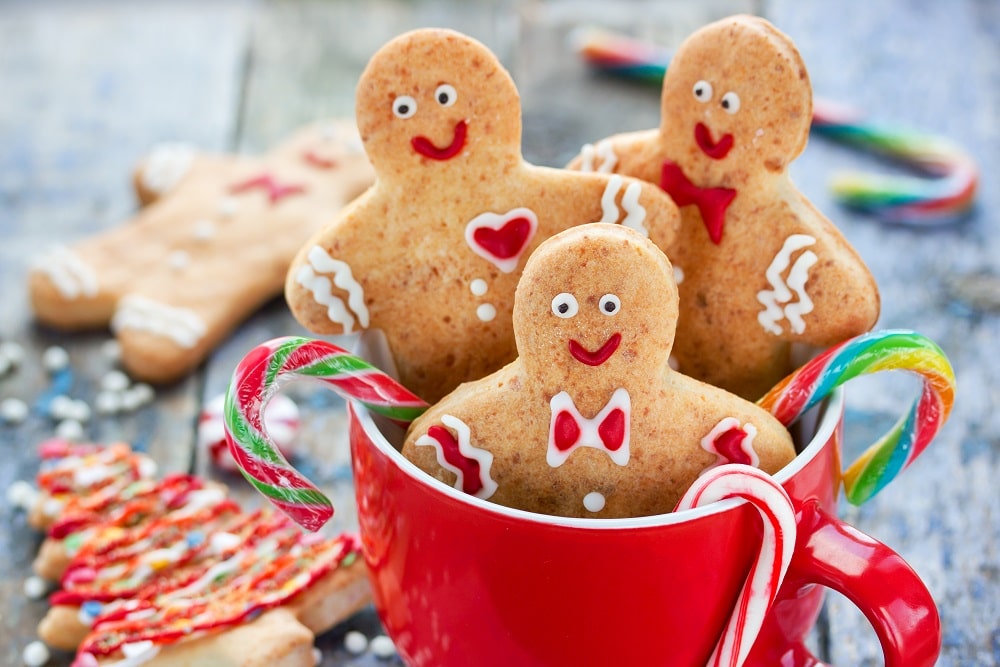 Gingerbread,Man,Cookies,In,Red,Cup,,Christmas,Holiday,Baking,Background,