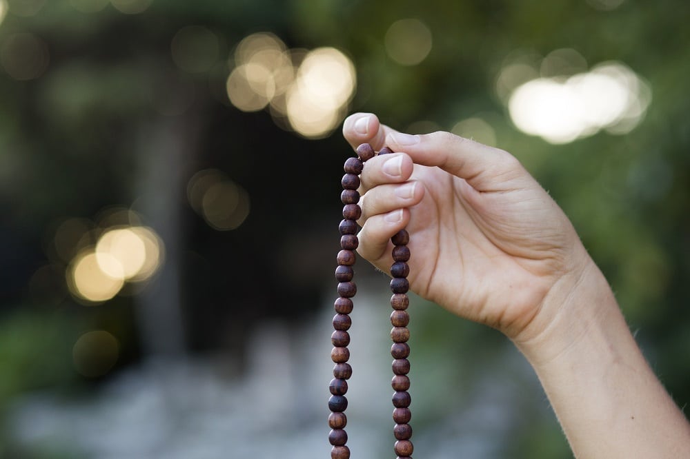 Woman,Hand,Holding,Mala,Beads,For,Prayer,And,Meditation